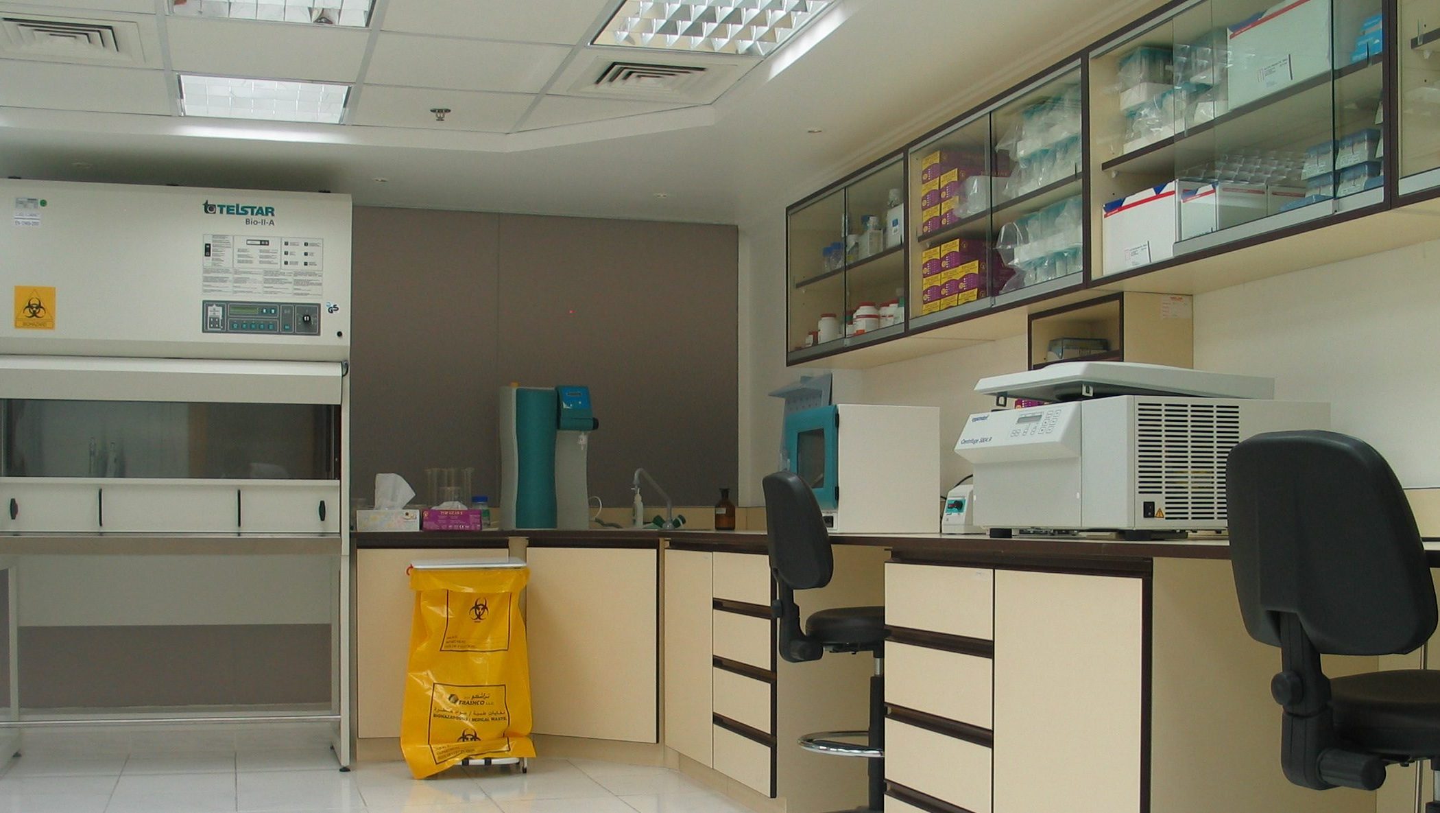 custom-laboratory-furniture-manufacturers-uae.jpg