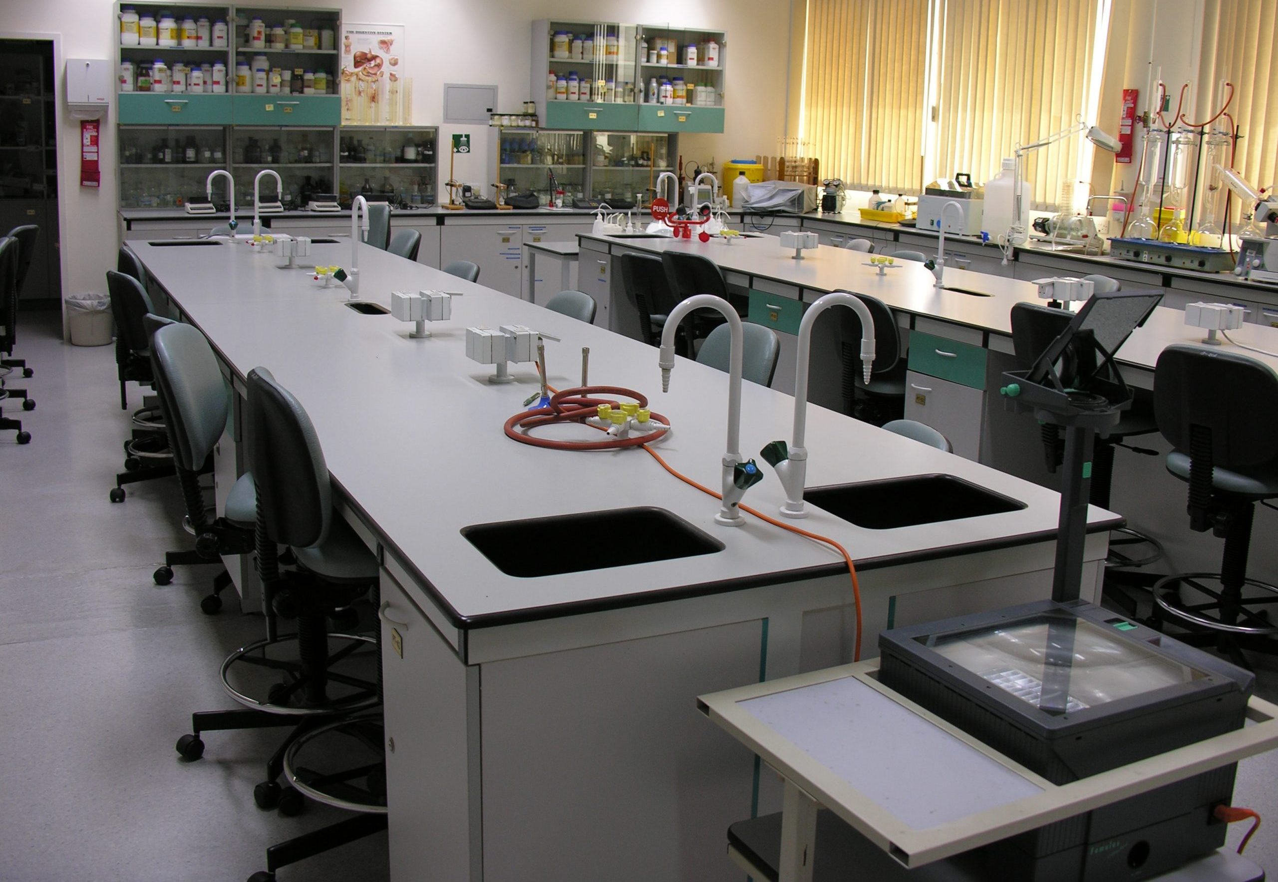 medical-laboratory-furniture-suppliers-uae.jpg