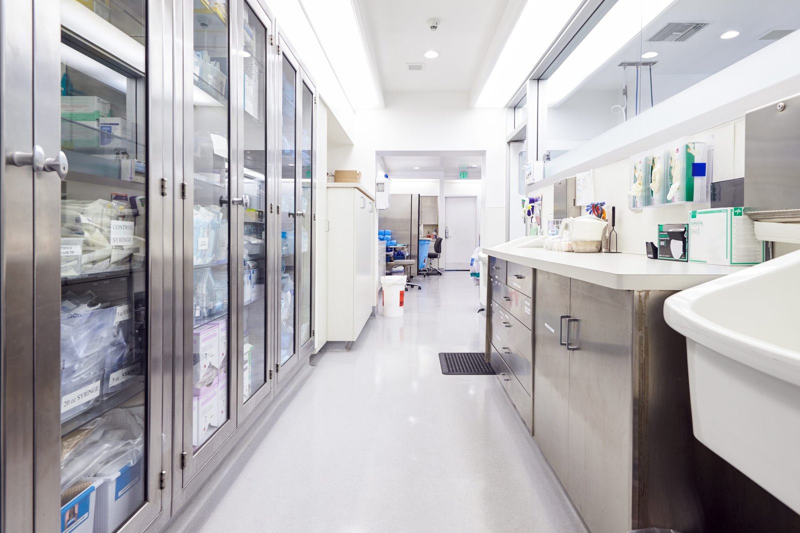 lab-furniture-suppliers-uae.jpg