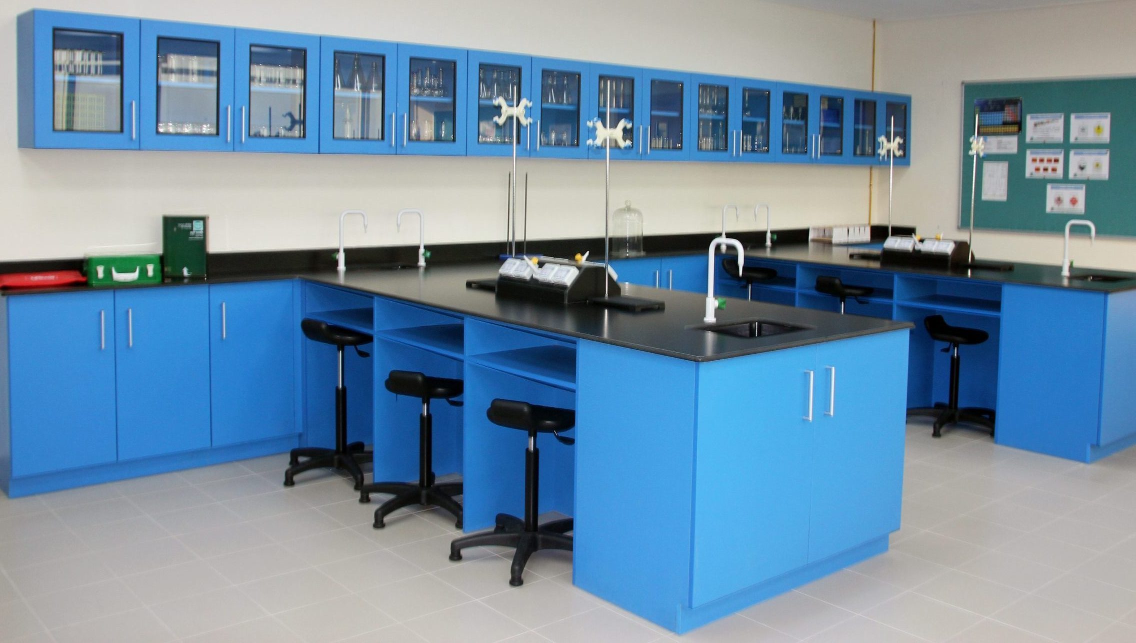 laboratory-furniture-for-research-labs-uae.jpg