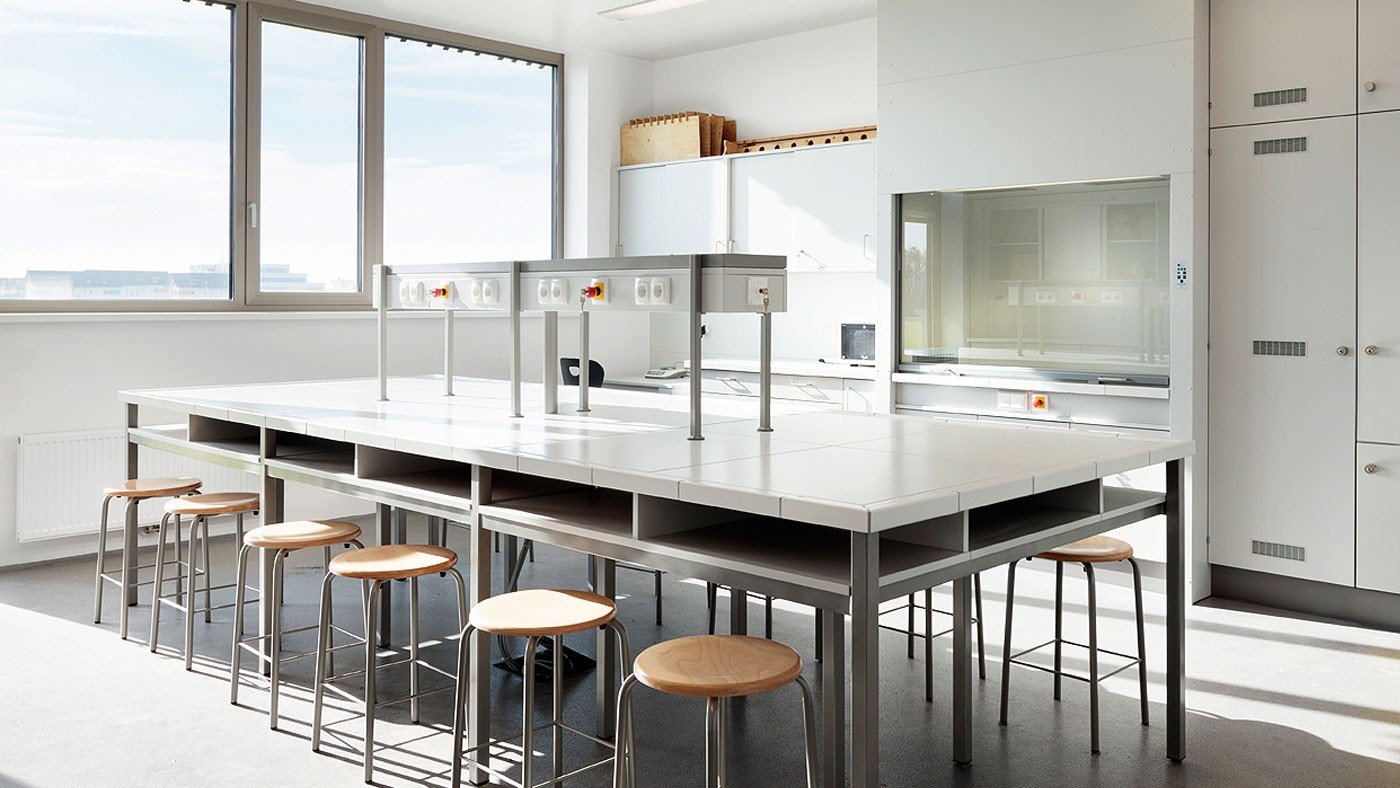 Modular laboratory systems for flexible and efficient lab layouts.
